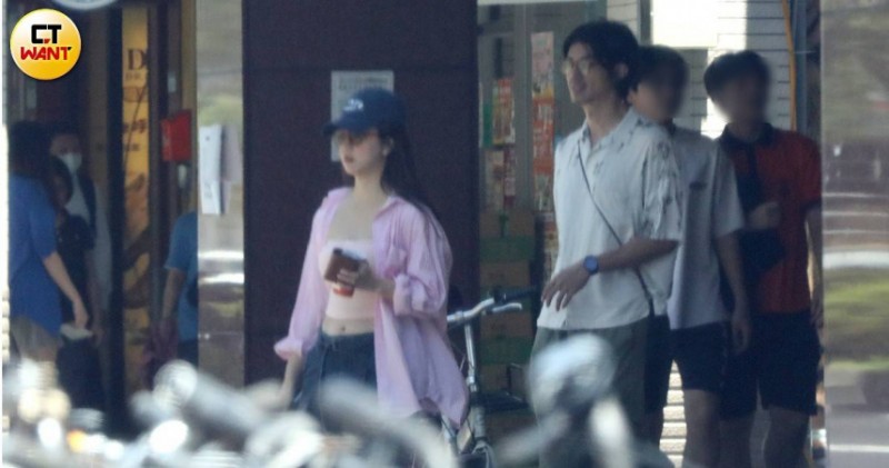 周曉涵逛展男伴又是他 梁正群幫拍男友視角