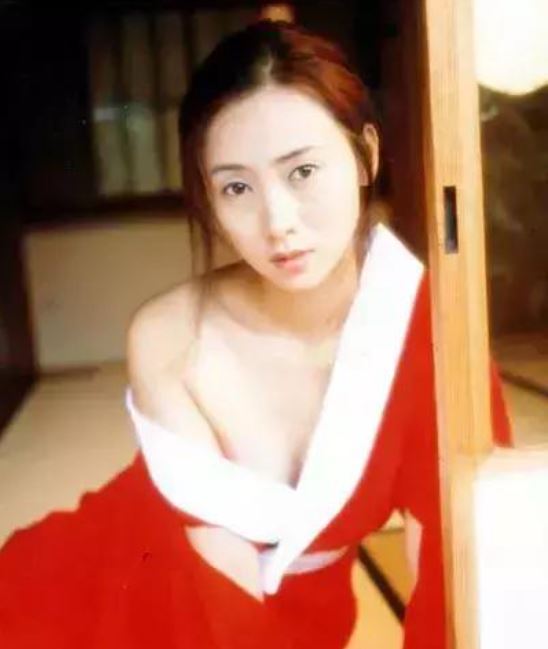 56歲香港三級片女神「現身遊樂園熱舞」！傳經濟出問題　真實原因曝光