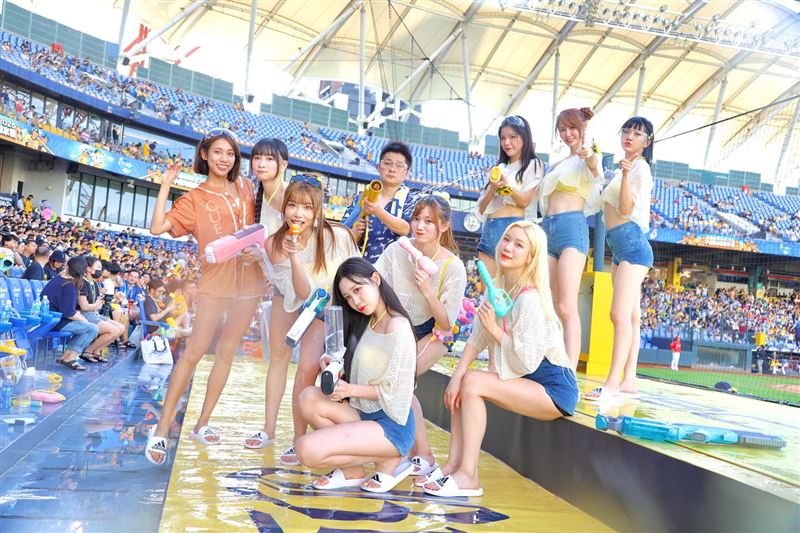 超噁！中信兄弟涼水祭驚傳「水槍混尿液」 啦啦隊被狂射雙眼通紅
