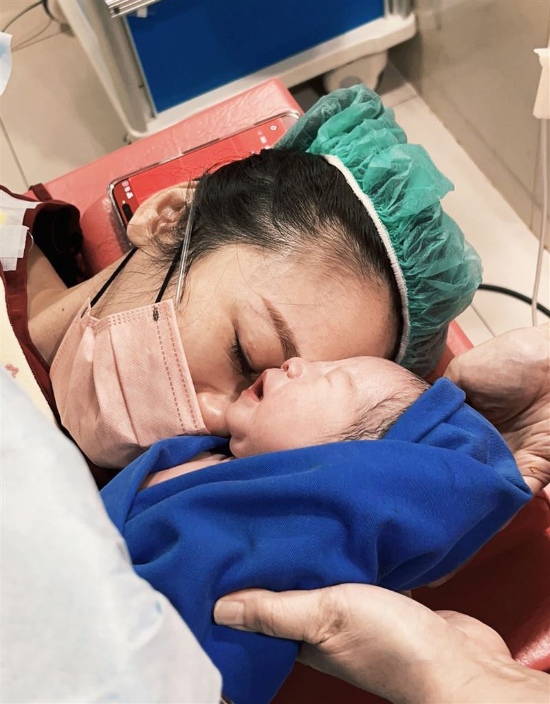女星哭了！生子一個月陷產後憂鬱　自曝「快撐不住」：發生太多事情