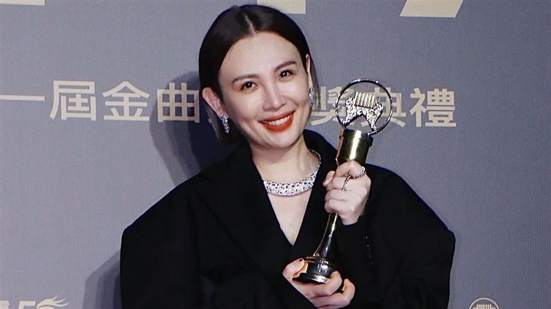 魏如萱捲入三角戀!若盈IAN深夜宣布分手 下午才在咖啡廳親密纏綿