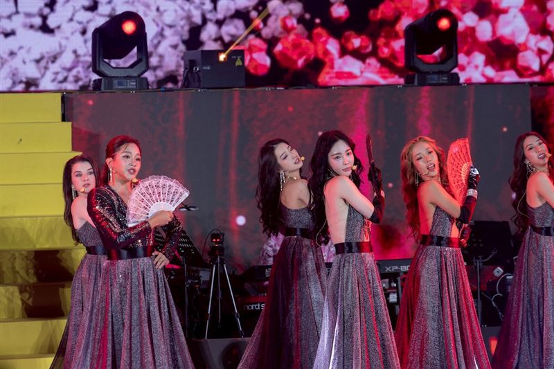 Luxy Girls台上一字馬！「屁股蛋掉出來」辣爆　賴慧如拚場炸美胸