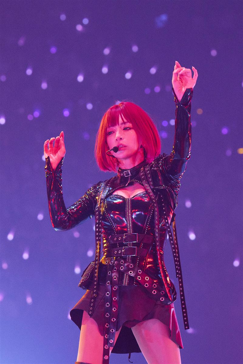 直擊／濱崎步隔17年來台開唱！「狂露性感深溝」爆哭捶胸：好想你們