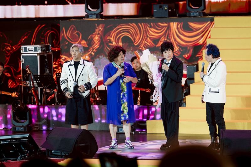 洪榮宏唱到一半！妙齡女子衝上台喊「來都來了」曝身份全場嚇傻