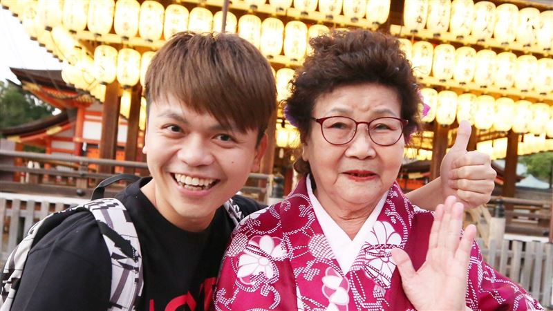 嘎嬤離世滿百日！蔡阿嘎黑衣現身　大雨中撐傘：一切順利圓滿了