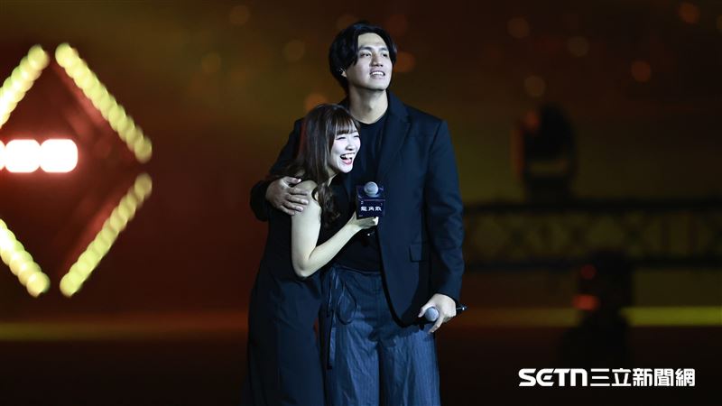 獨家／合唱鄭浩均快「親下去」超曖昧　小迪：小鹿沒有亂撞！想著不要笑