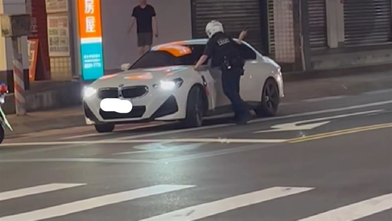 新莊BMW拒檢加速落跑！駕駛遭警力圍捕壓制上銬　身分曝光竟是女藝人