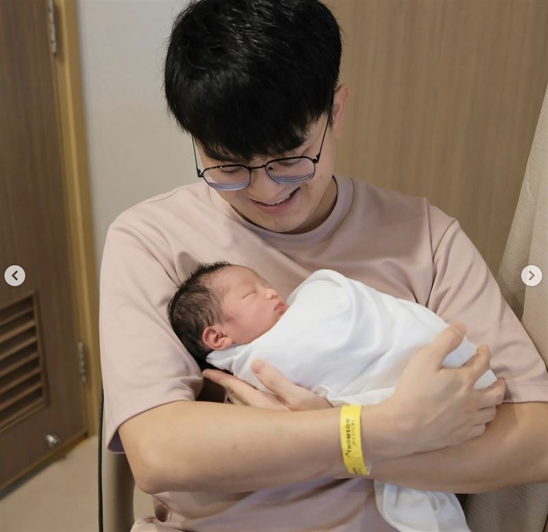 男星宣布當爸!喜曬一家三口合照「老婆懷孕在公車跌倒」:怕摯愛被帶走