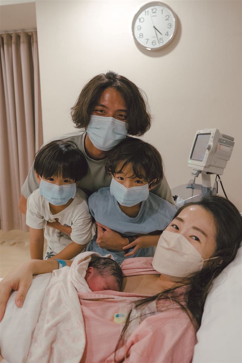 親子網紅第三胎出生！終於迎來女兒喊封肚　催生過程全曝光：沒出什麼力