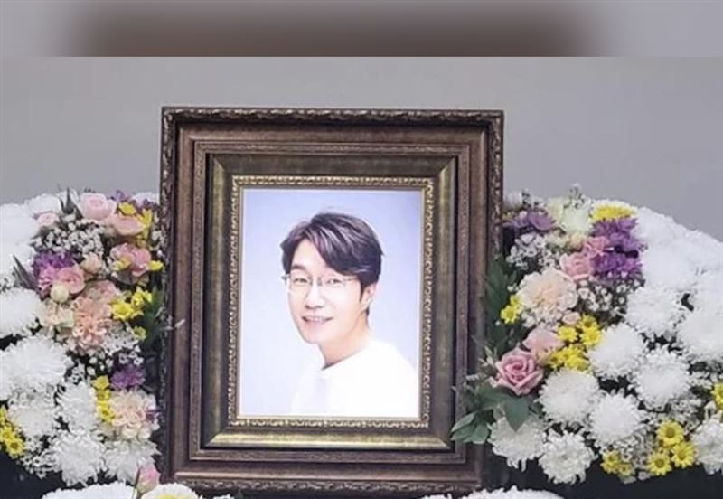 大咖男星陳屍車內身亡!「燦笑遺照」曝光 星友們現身哀傷弔唁