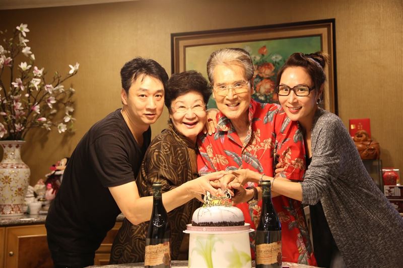 石英逝世近一年！林千鈺「第一個沒爸父親節」　獻花喊話：我們都很好