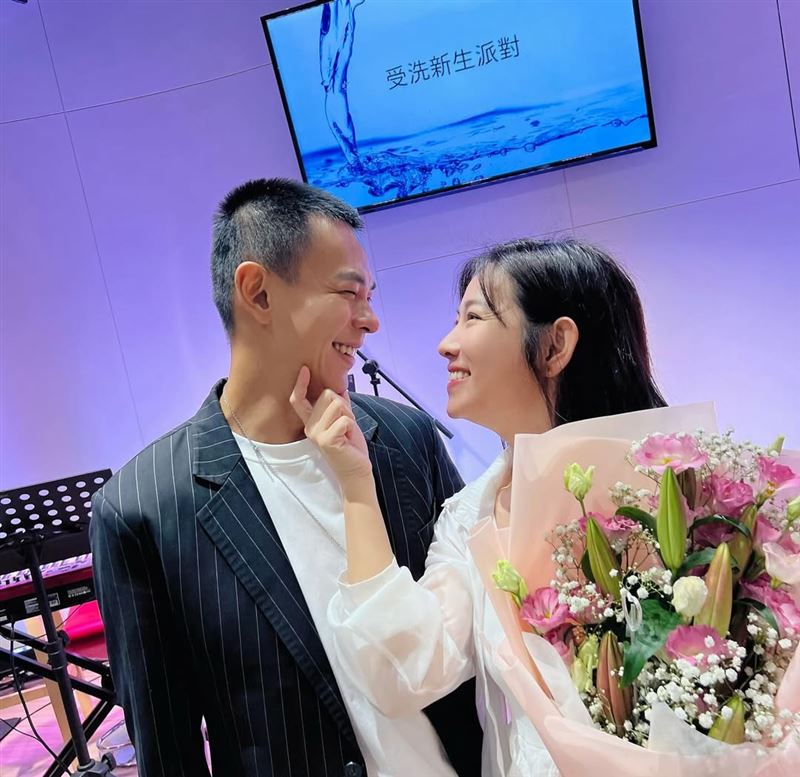 才撇情變！米可白「為愛受洗」成基督徒　孫綻感動爆：耶穌愛你我也愛你