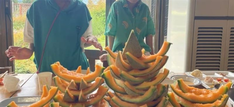 遊北海道爽吃哈密瓜！彎彎一家人「吃法遭出征」　急PO文道歉了