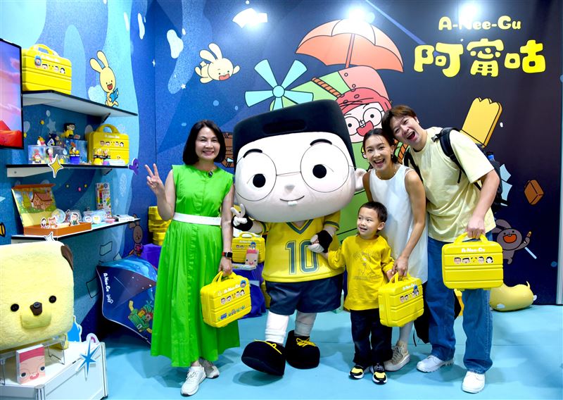 金鐘女星挺二胎孕肚安慰哭鬧大寶　兒突然冒出一句話！驚呼：好暖心