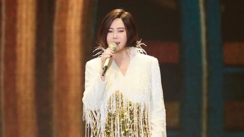 江蕙台上唱〈斷腸詩〉！大咖女星台下淚崩　藏身二樓座位區