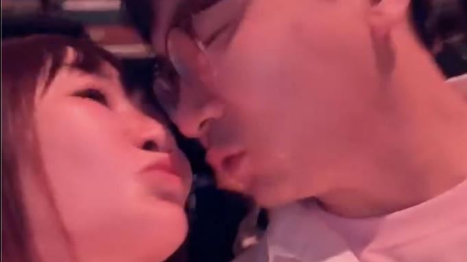 江蕙台上深情唱〈家後〉　台下女星激吻帥男全被拍　震撼宣布是親密伴侶