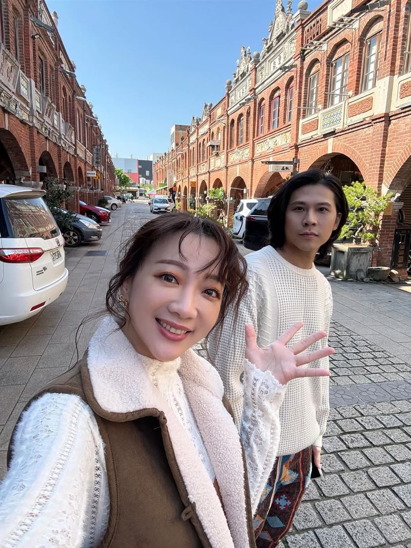 嫁導演尪3年！女星抓包3歲兒子「衣服有口紅印」氣炸...真相曝光了