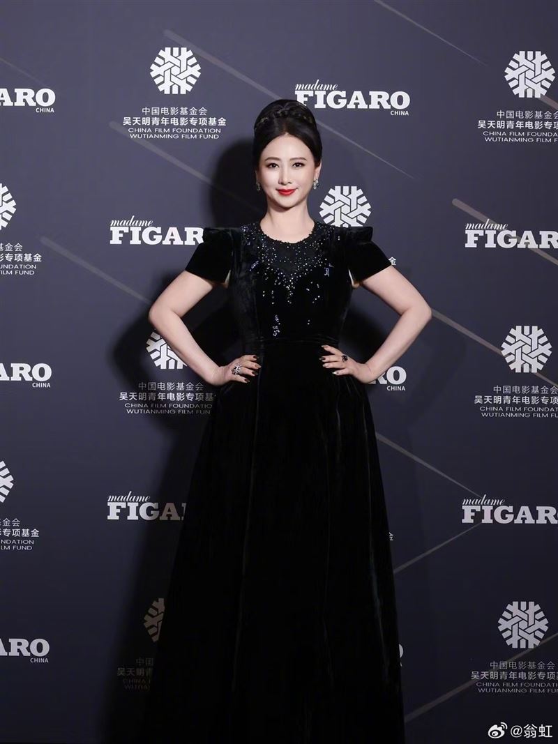 56歲資深女星驚現主題樂園！「熱舞賣藝」全被拍　家中經濟狀況掀議