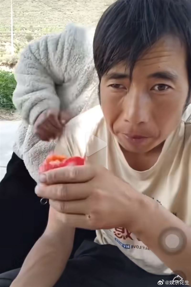 中國網紅「直播毆打智能障礙妻」！強餵不明物體還放話：老婆不打白不打