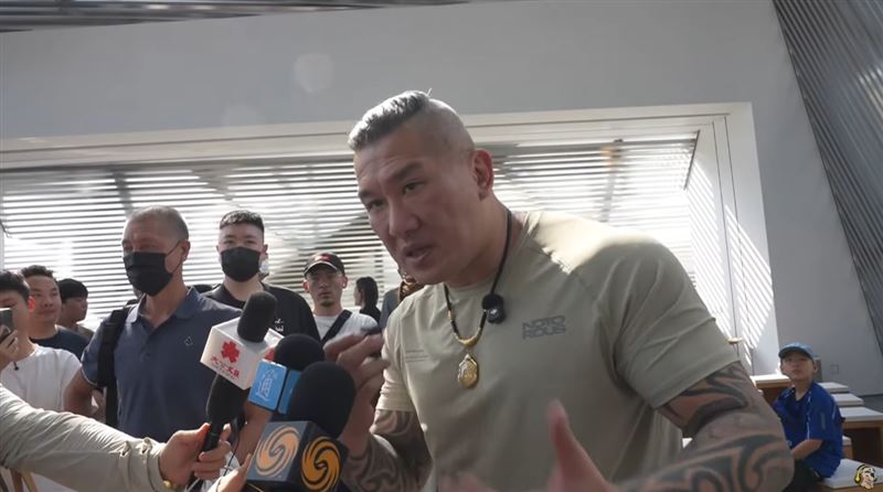 館長砸200萬飛深圳！中媒蹲一排低姿態訪問　直播提3字「麥克風突消音」