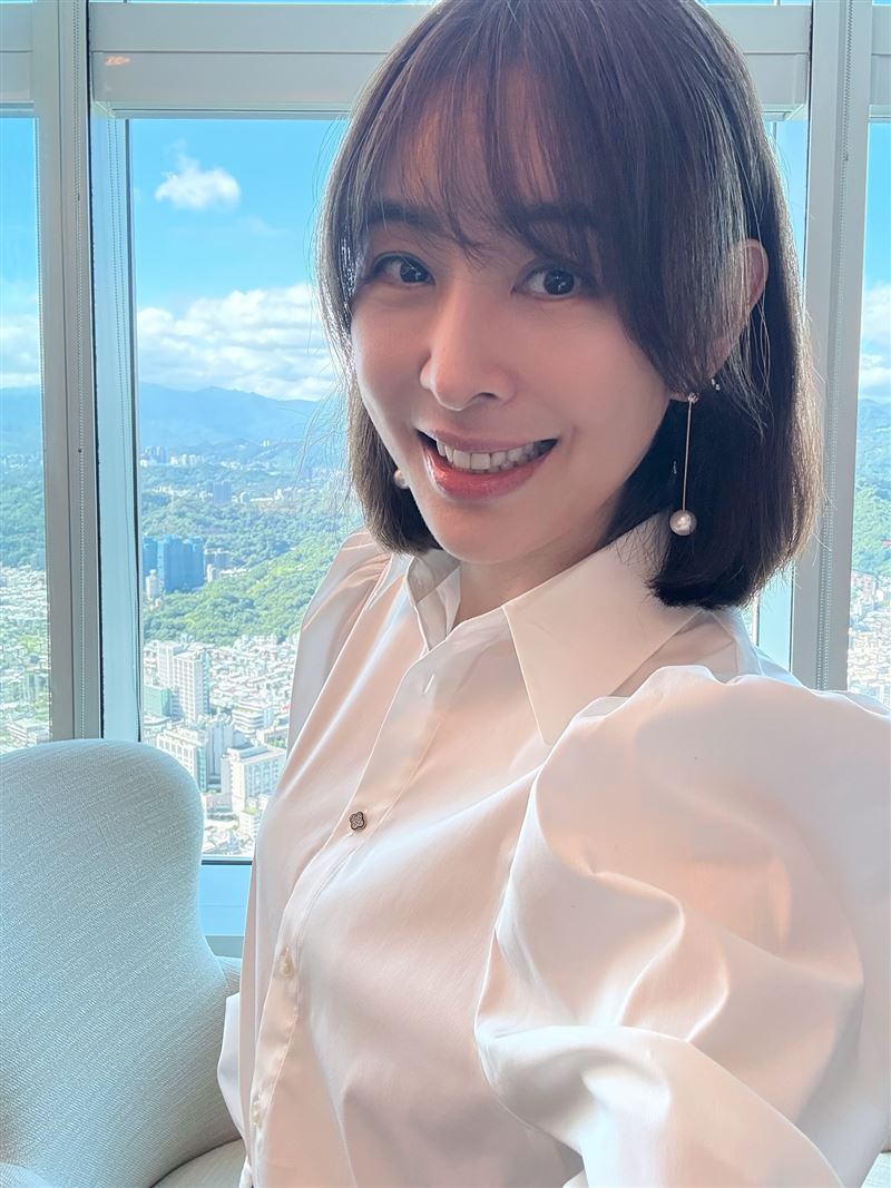 賈永婕突剪去一頭長髮!「一刀切短髮」造型曝光太震撼 被讚:年輕10歲