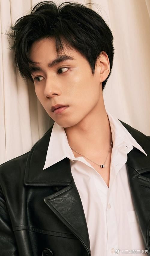 男星曾「揪網紅開房」重挫事業!今剛拍新戲一週 又遭爆凌晨偷牽神秘女