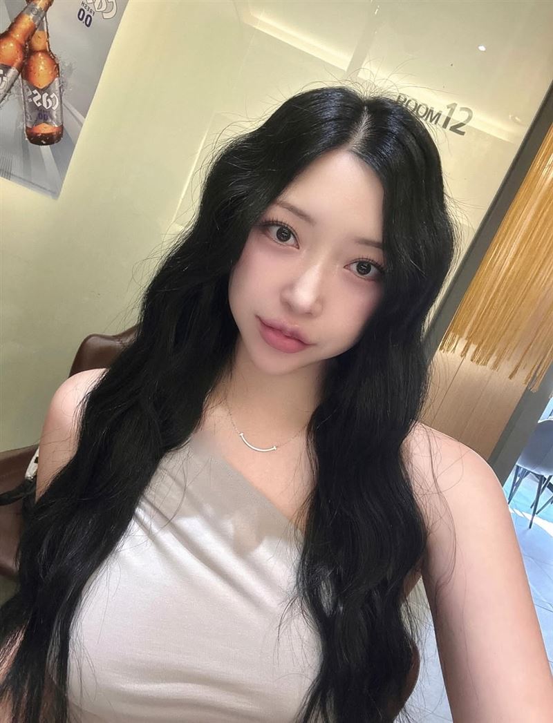 「南韓郭雪芙」脫到剩薄紗！火辣美照遭疑「激凸露點」　百萬人搶看