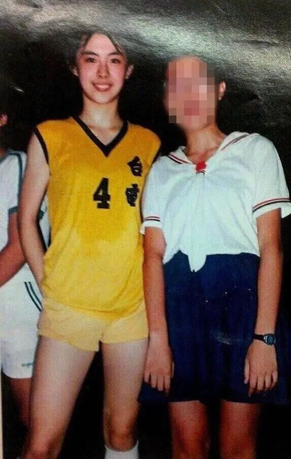 王祖賢「露逆天長腿」打籃球！少女清純嫩照曝　網讚：赤木晴子都認輸