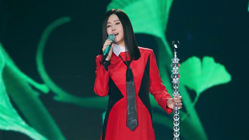 江蕙開唱驚喜點名台下大咖天后！近看竟是張清芳　幽默笑虧「走快點啦」