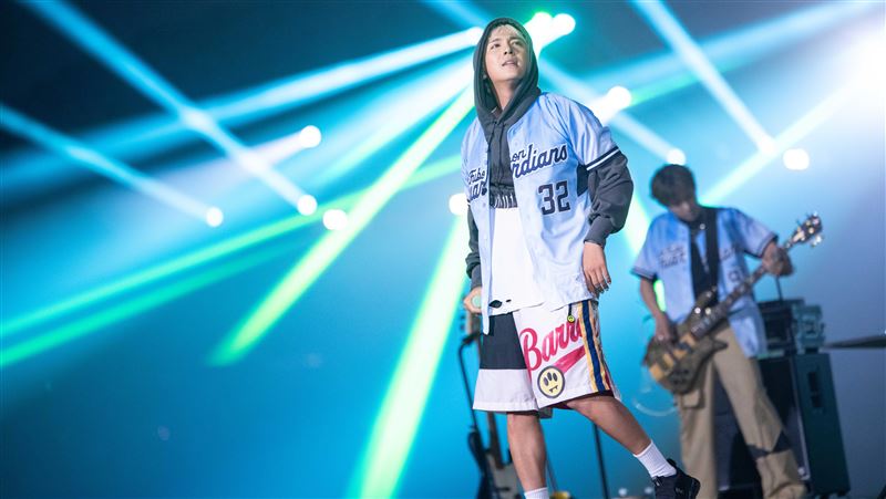 FTISLAND臨時加碼「南部弄假牙」　大巨蛋超扯3萬人合唱！李洪基笑翻