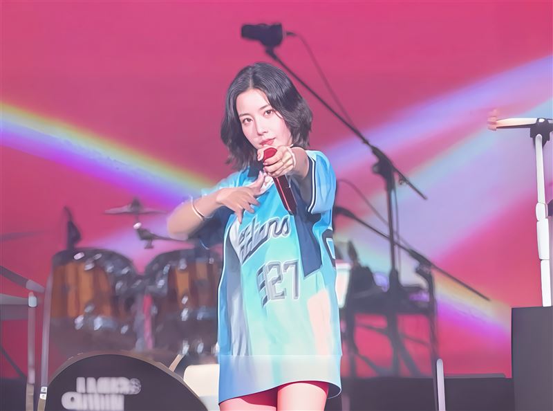 「水彈女王」大巨蛋掀球衣！權恩妃還原抖胸秀美腿辣舞　粉絲全暈爛