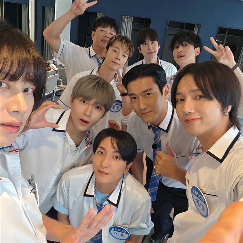 SJ圭賢跌落舞台重摔！「靠雨傘支撐身體」傷勢曝光　SM公司緊急回應了