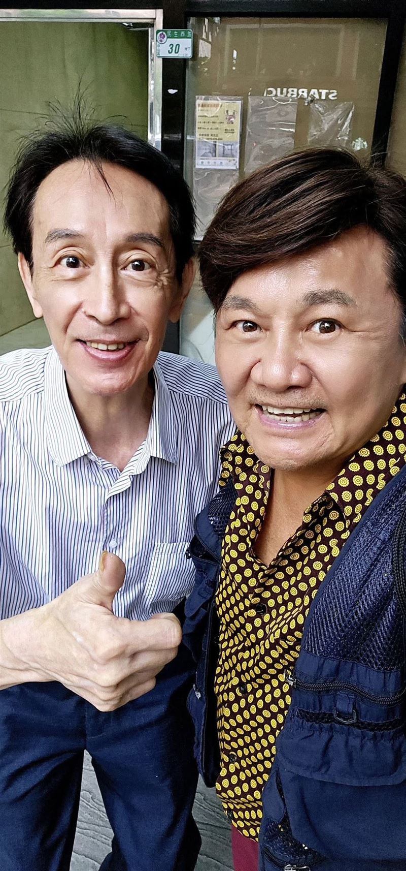 72歲大咖港星「台北街頭擺攤」被捕捉　凍齡近照曝光全場暴動：超帥