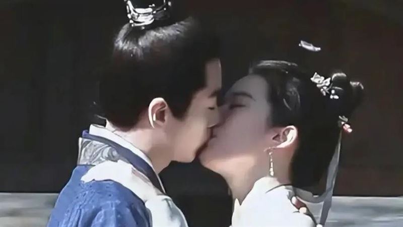 劉亦菲被問到：拍吻戲有生理反應怎麼辦？她一句高情商回答網友全跪了