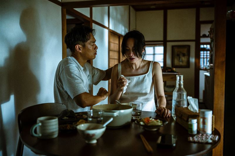 老婆痛苦狂嘔！楊祐寧見孕妻半夜驚醒抓破肚「撕咬生肉」詭態渾身發毛