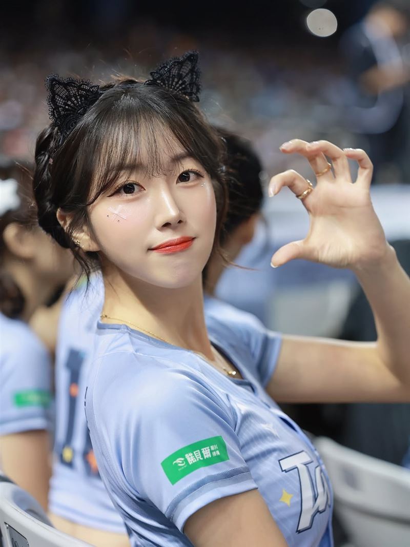 安芝儇不藏了!無預警解放「透視比基尼」 全身濕透被看光