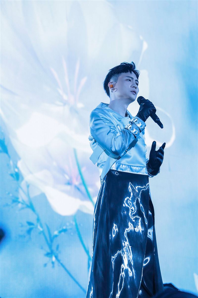 直擊／蕭秉治開唱脫了！睽違10年重返高雄巨蛋　告白「最大幸福」