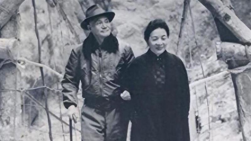 蔣介石早年上山算命，高僧當場道出了6個字，老蔣聽後雙腿發軟