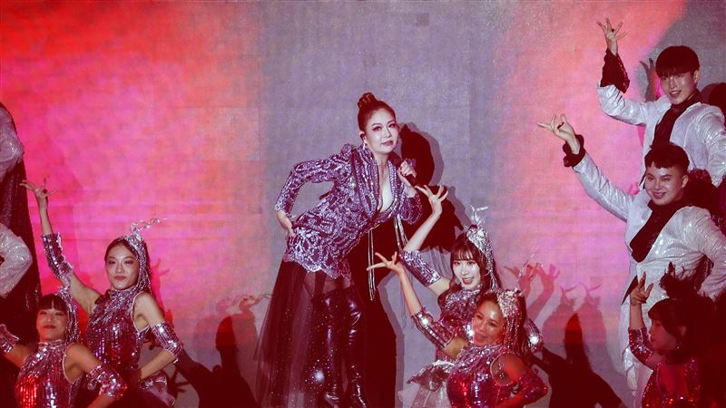 張秀卿唱到一半痛哭！台下大咖天后哭更慘　家鄉台南開唱超多巨星全來了