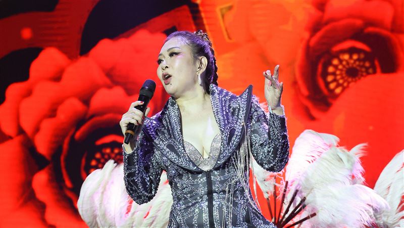 「台南Selina」暴瘦模樣開唱！任爸任媽都來了　拋震撼八卦約會消息