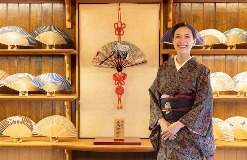 幽默形象在台灣爆紅!京都「扇子職人」大西里枝猝逝 年僅35歲