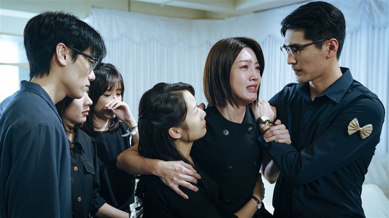 爸爸靈堂前崩潰痛哭!《我們六個》長女吐心聲:難過停在結局就好