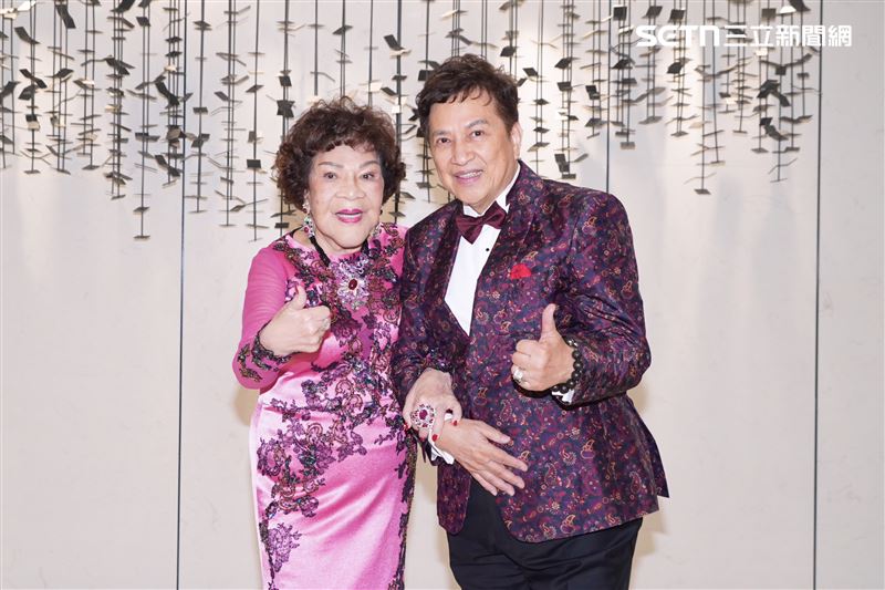 周遊88大壽胸前深V開到肚！自豪狀態20歲　不切蛋糕揭大師「驚人預言」