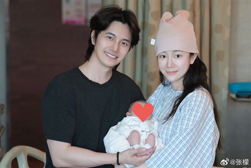 女星堅持母乳親餵！機場「蓋布餵奶」全被拍　網：狼狽卻溫暖