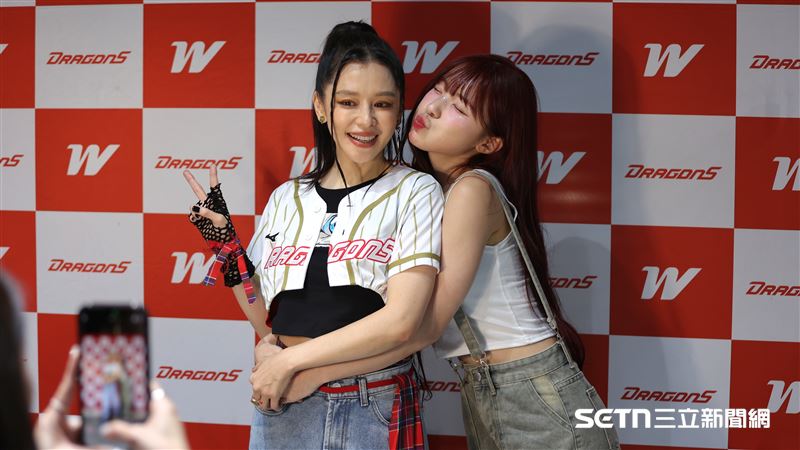 中職／徐若瑄賽後獻唱！李多慧合影像小粉絲　兩人傳合拍鬼片演母女