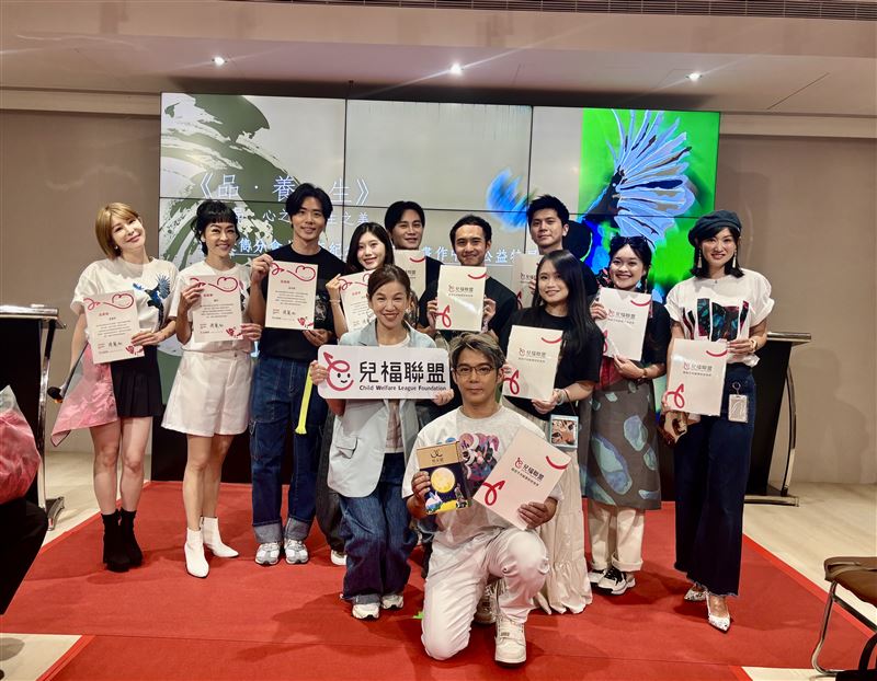 陳子強哭了！辦公益走秀「大咖好友全力挺」　妝全哭花戴口罩遮掩