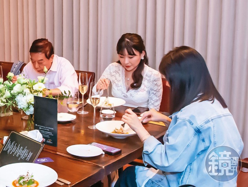 仙塔貼臉照爭寵!出席富商飯局陷貴婦爭寵恩仇 坐穩C位理由曝光