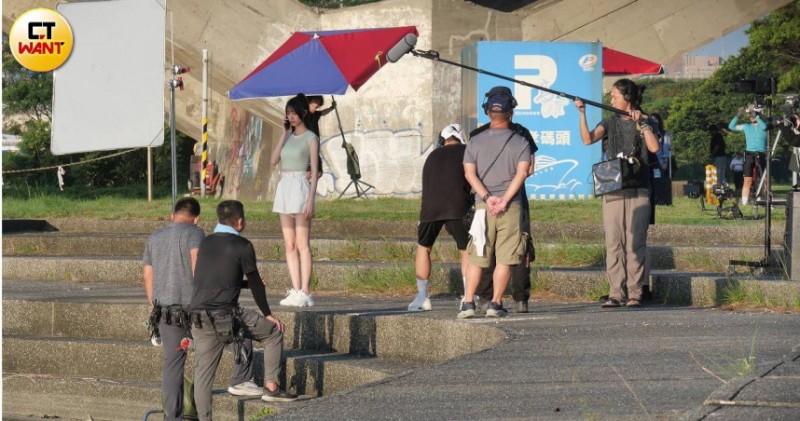 樂天女孩嘎琳拍廣告爆奇景　直擊「全程零互動男主角」