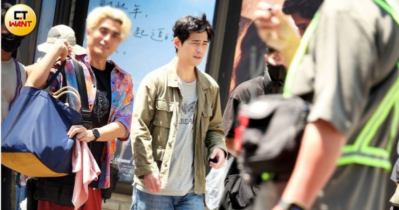 片場直擊／周渝民帥氣當黃牛現身電影街　使出把妹招數耍帥逗樂張鈞甯