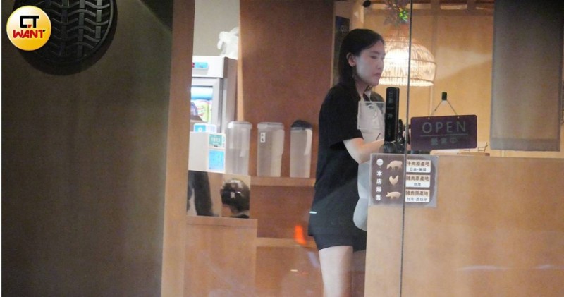 直擊林志穎妻偕友嗑鍋露美腿　續攤30分便冒雨趕回家當賢妻